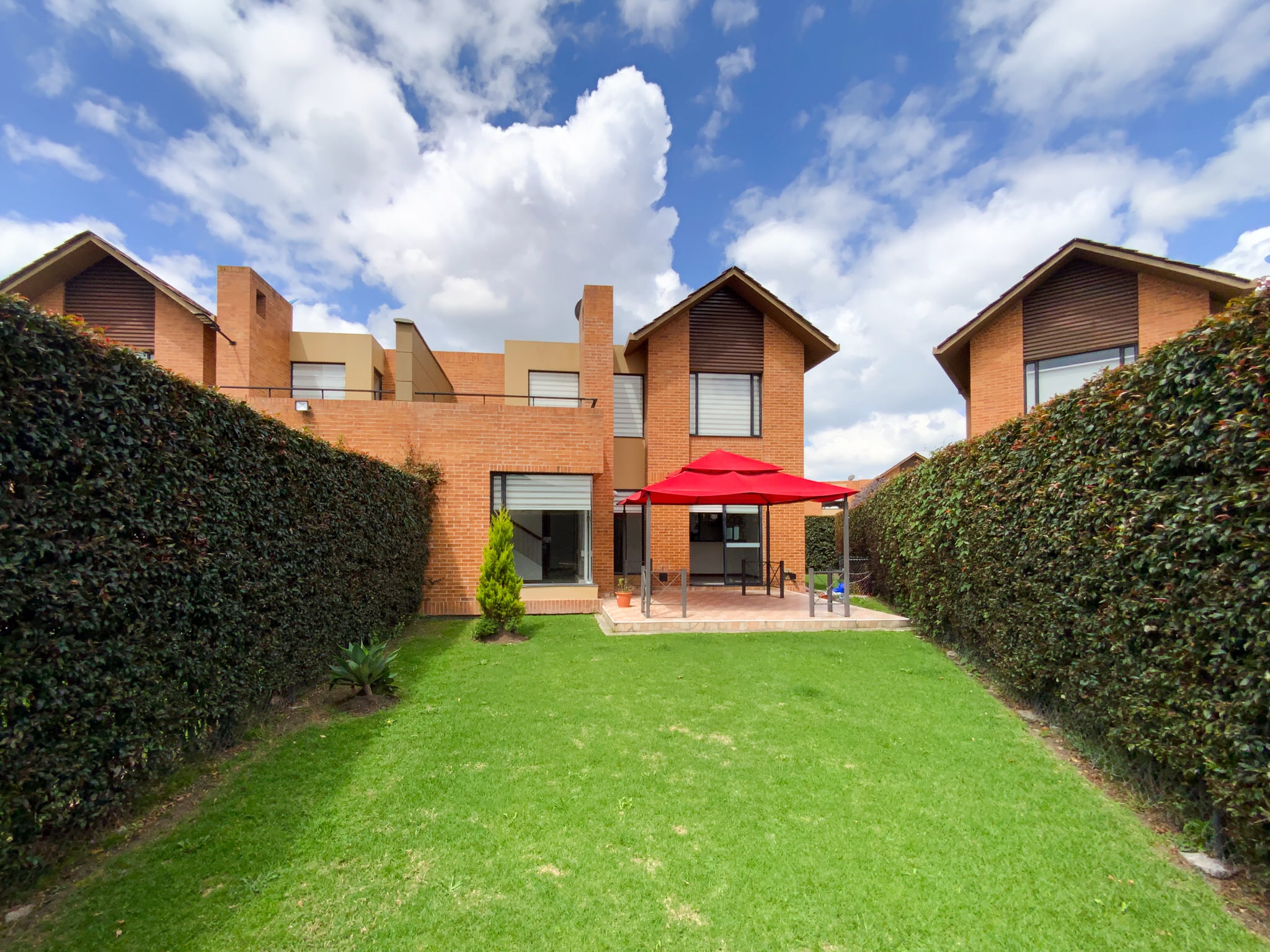 Fachada moderna de la casa en venta en Hacienda Fontanar