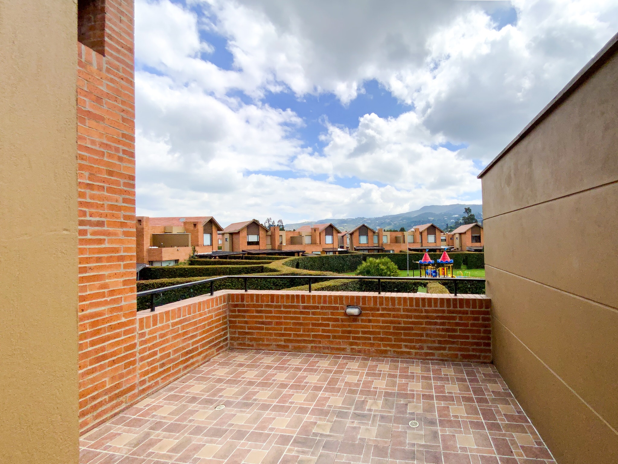 Escalera flotante con vidrio templado en Casa Fontanar