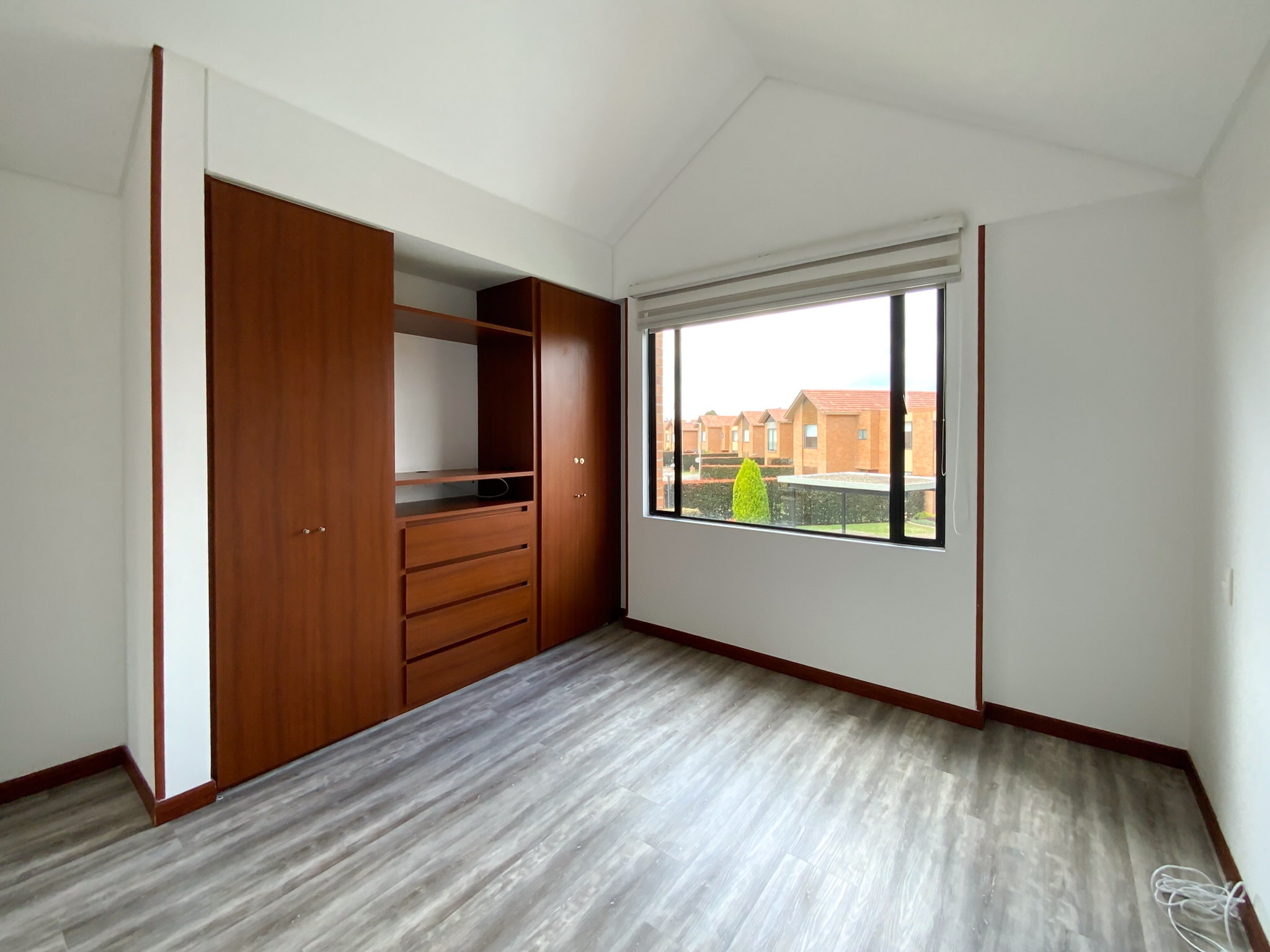 Fachada posterior de Casa Fontanar con ventanales