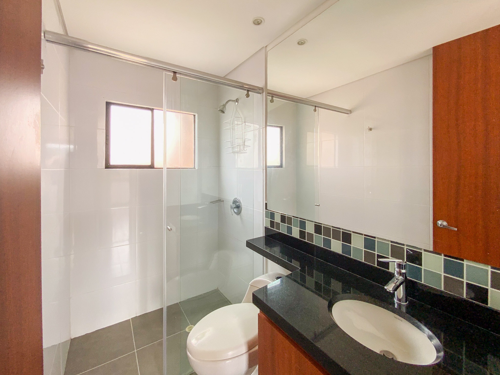 Entrada principal con jardinería en Hacienda Fontanar