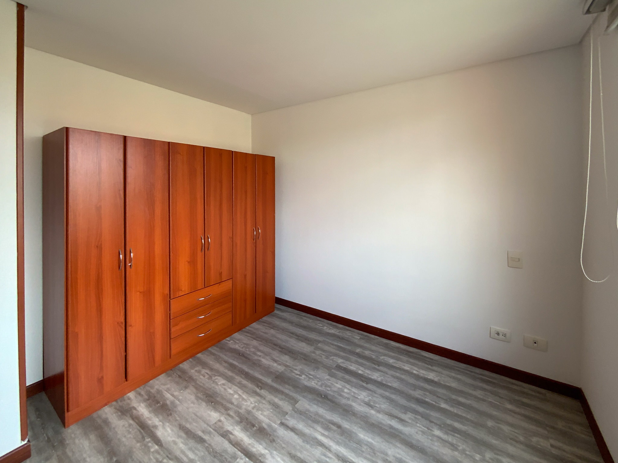 Detalles de iluminación y decoración en la casa