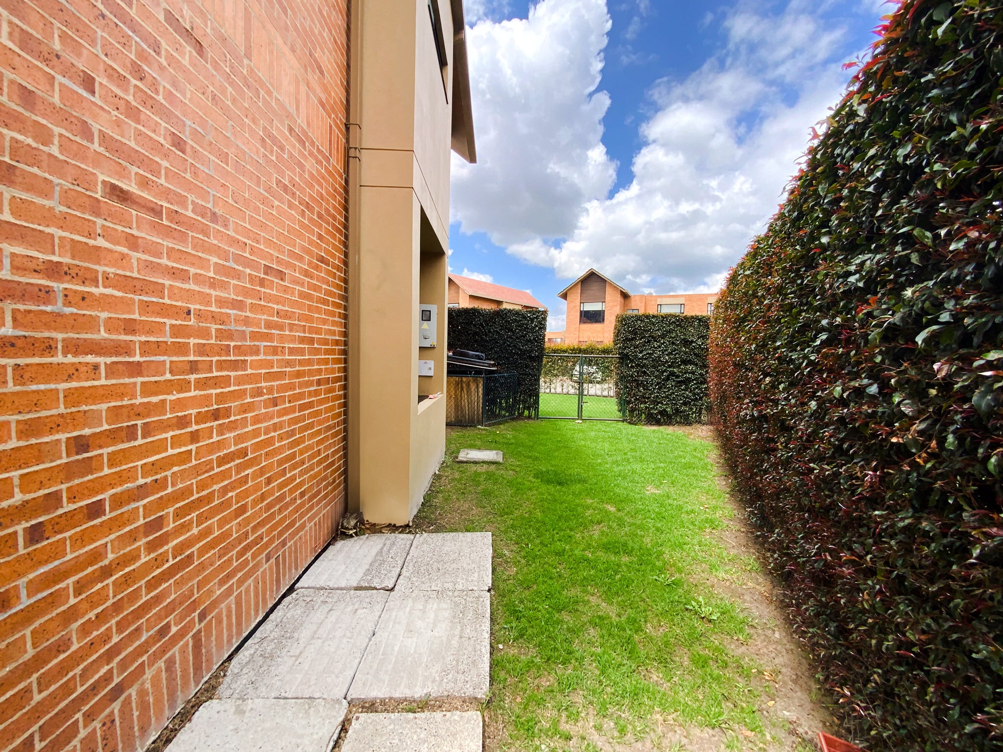 Sala principal con ventanales de piso a techo en Casa Fontanar
