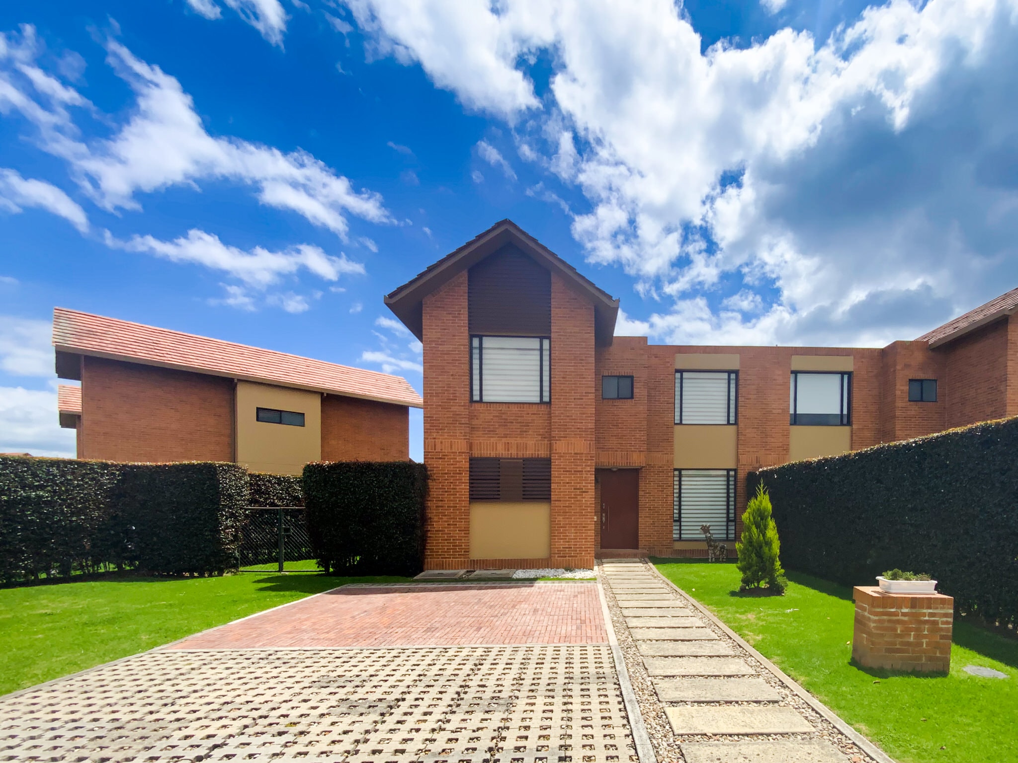 Área social con chimenea moderna en Casa Fontanar