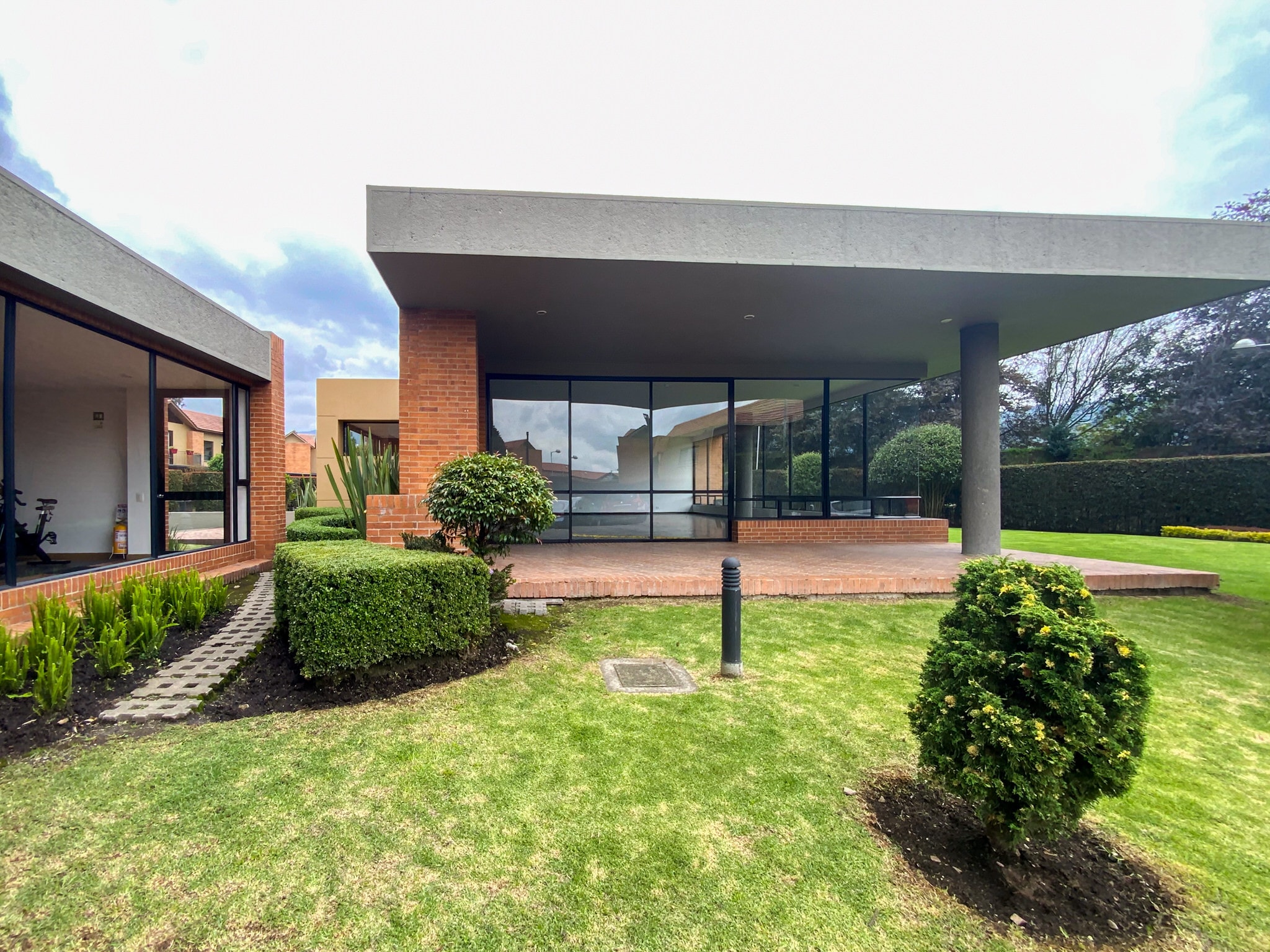 Baño auxiliar con acabados premium en Casa Fontanar