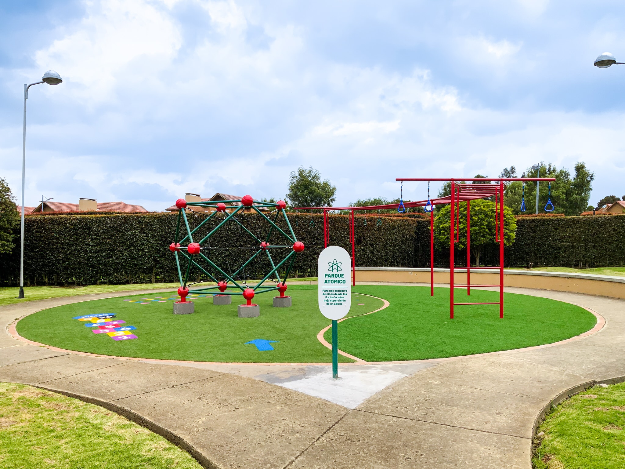 Corredor exterior con vegetación en Hacienda Fontanar