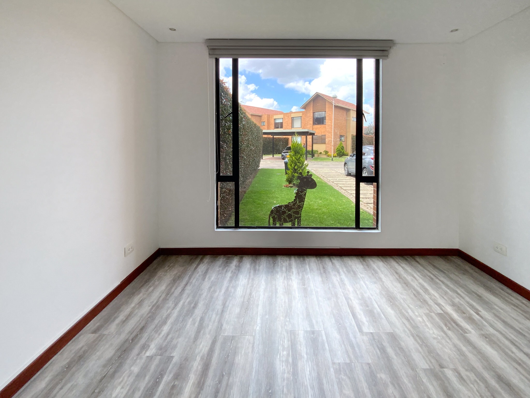 Comedor integrado a la sala con vista verde en Hacienda Fontanar