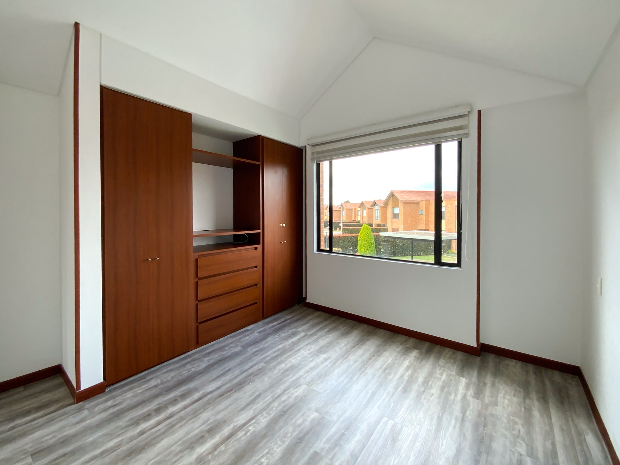 Detalle de fachada con piedra y madera en la casa