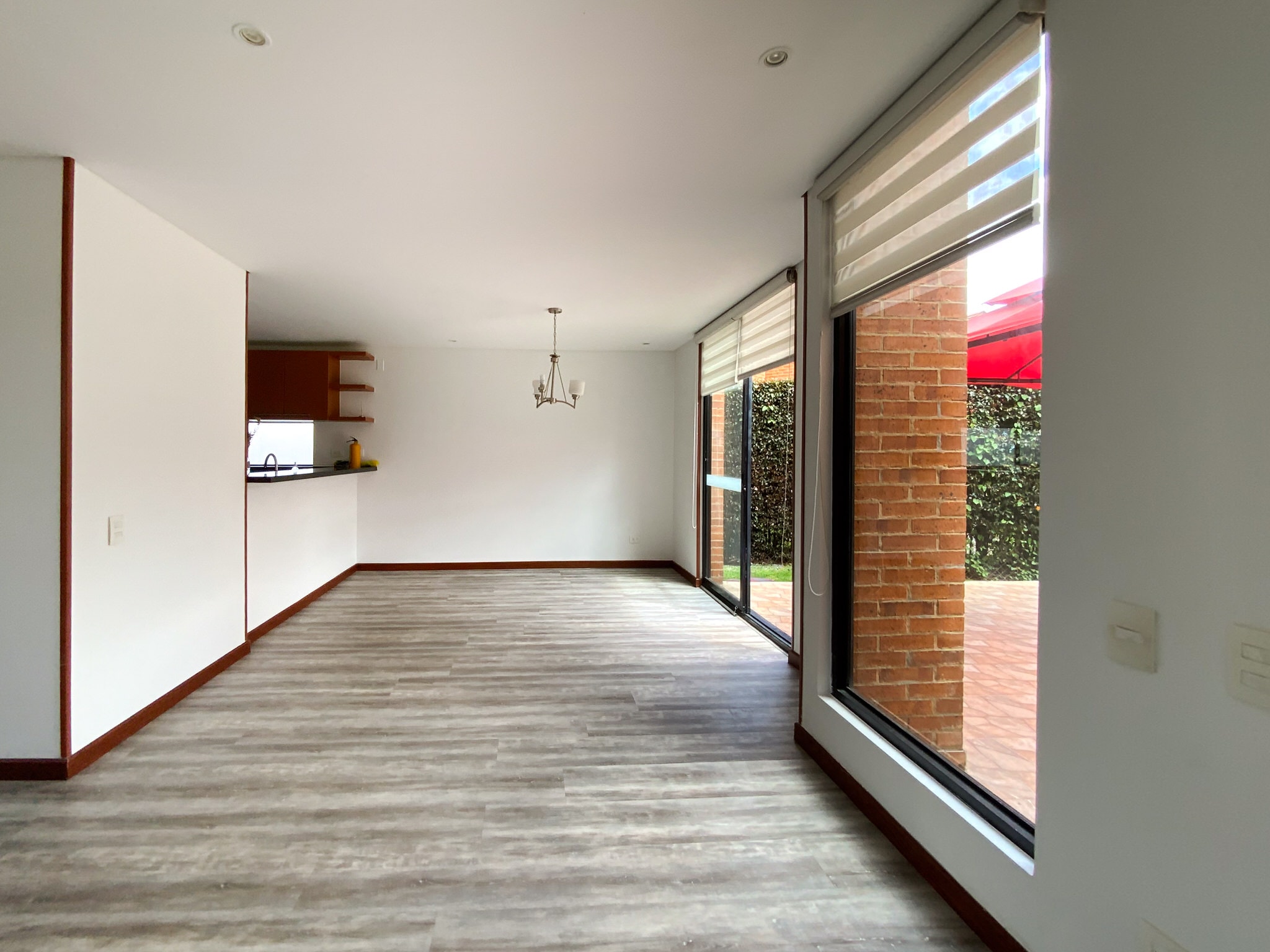 Balcón interior con barandas de vidrio