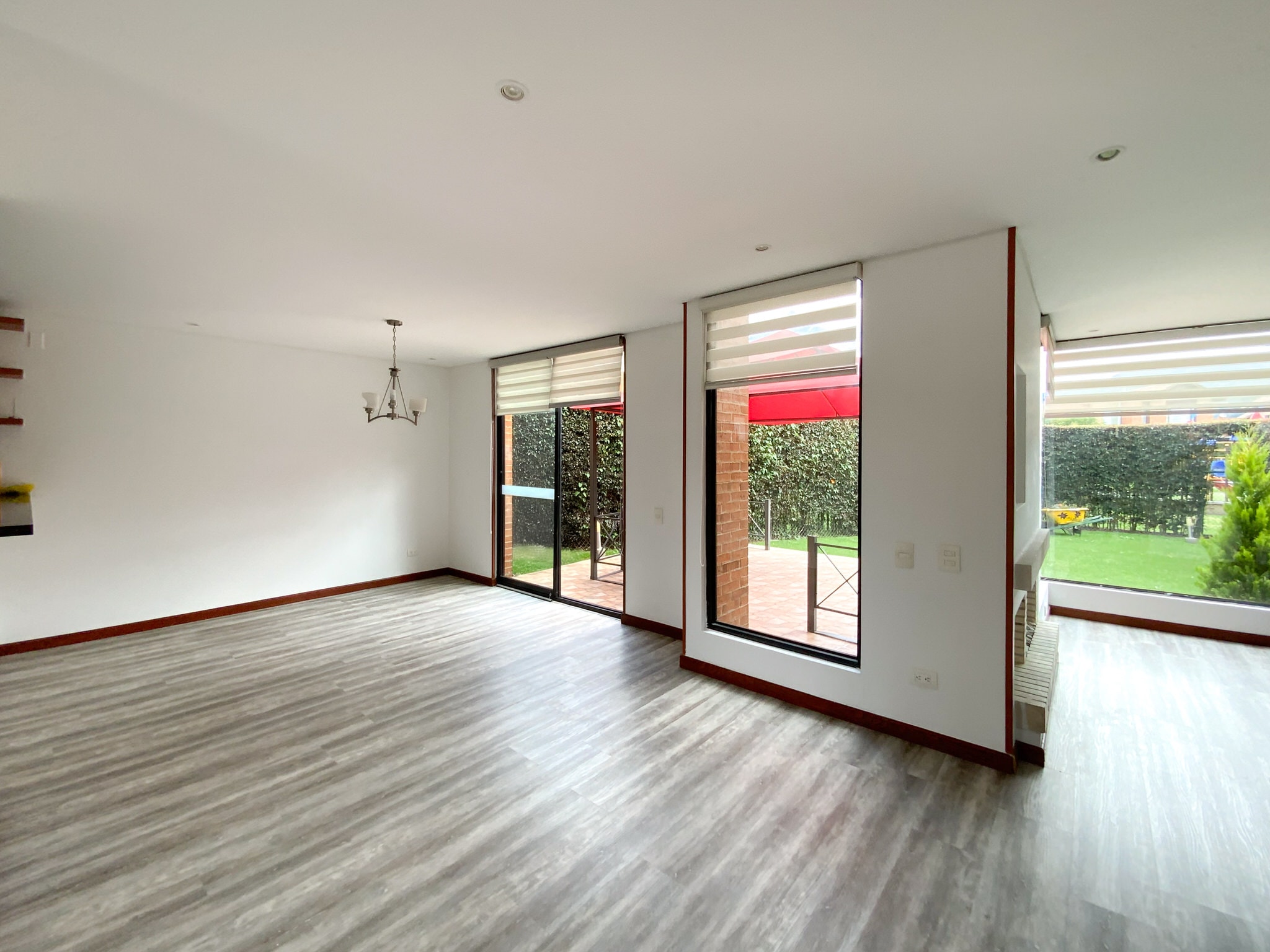 Habitación infantil con luz natural en Casa Fontanar