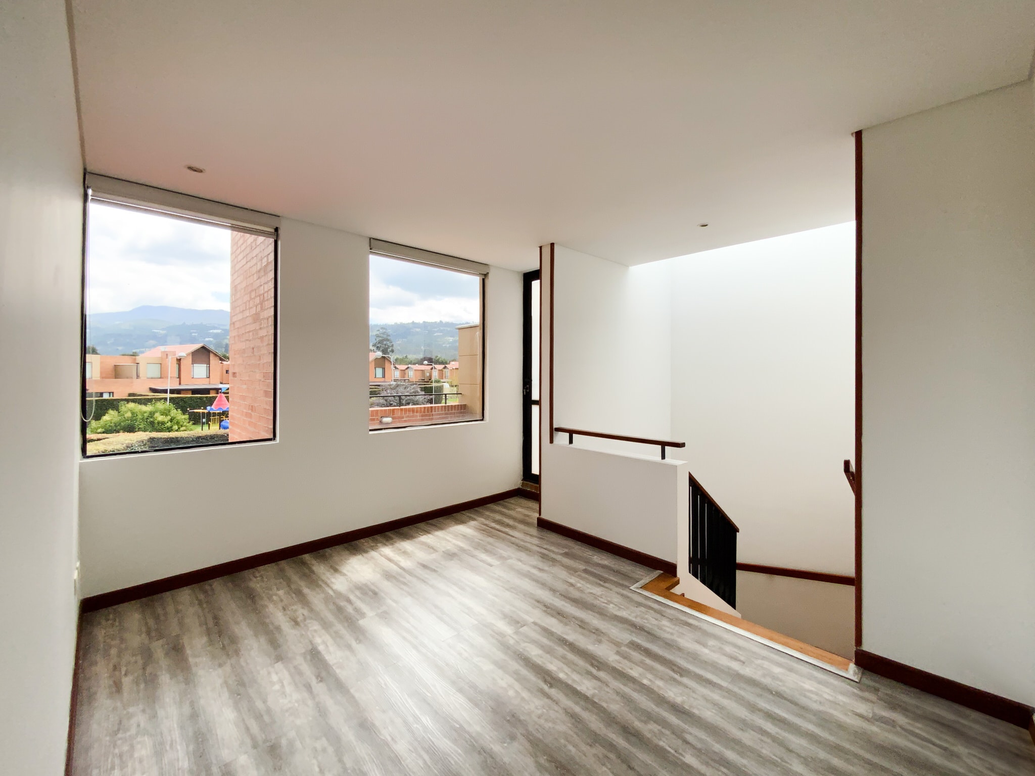 Baño social con acabados modernos en la casa