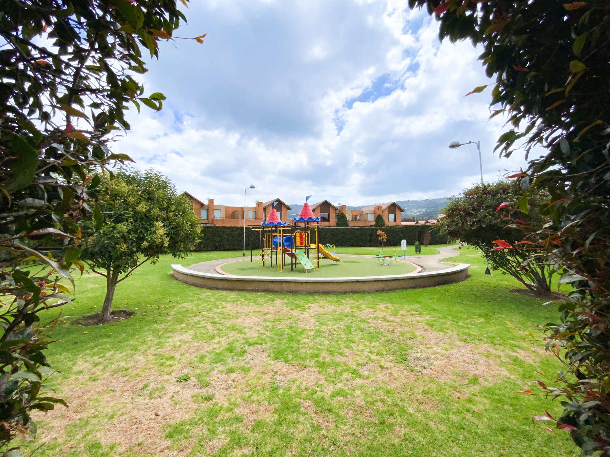 Entrada vehicular con garaje doble en Casa Fontanar