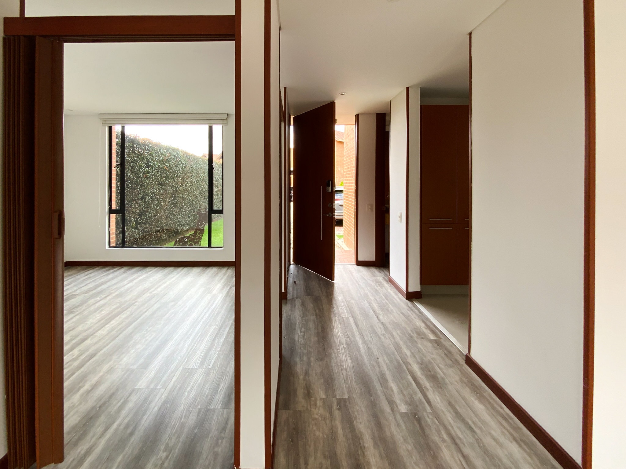 Habitación principal con ventanales al jardín privado