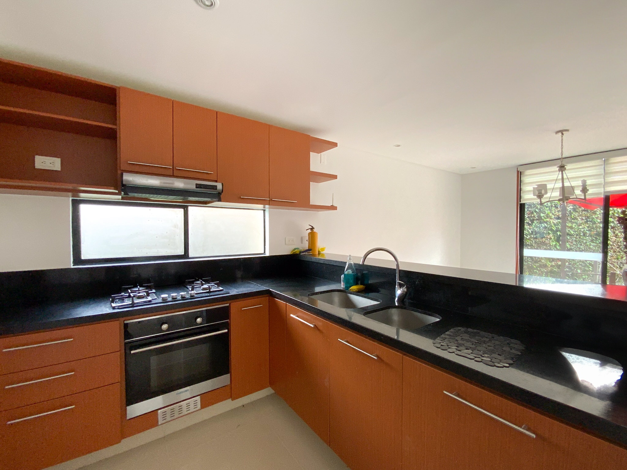 Pasillo interior con iluminación natural en la casa