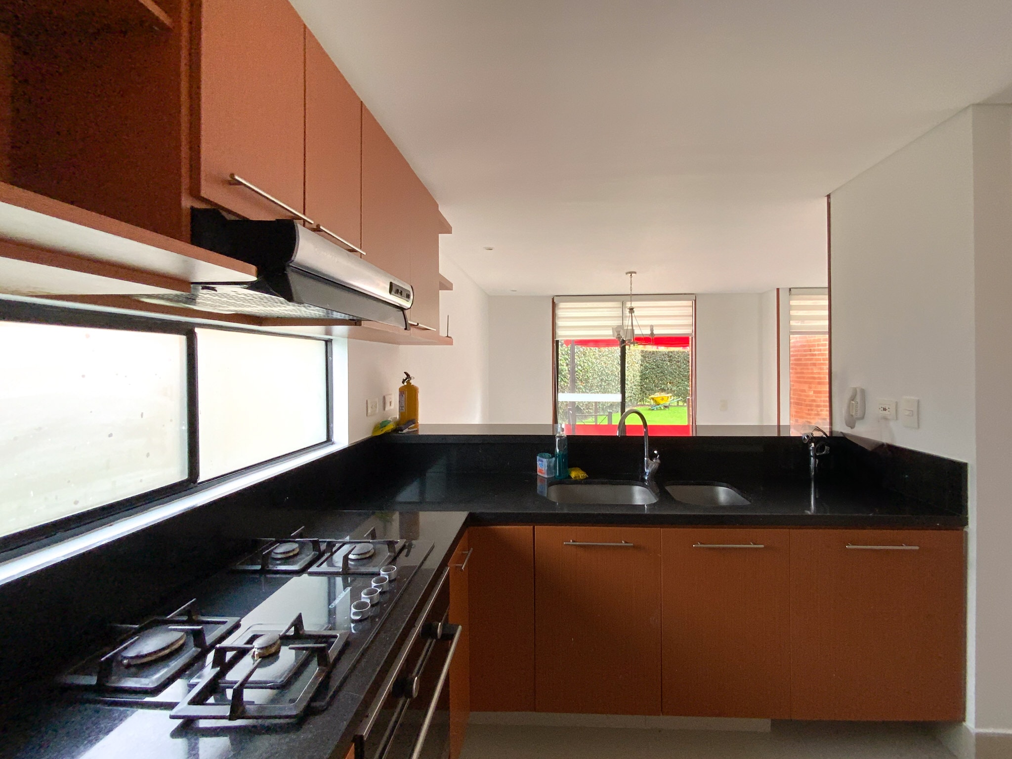 Cocina gourmet con isla central en Casa Fontanar